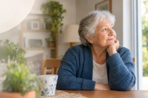 Adultos mayores que viven solos señales de que pueden necesitar más apoyo | Elaia